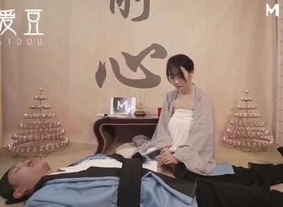 หญิงสาวที่บ้านรู้สึกเบื่อและค้นหานักเรียนที่จะสร้างความรักมากขึ้นในคืนเดียวกัน