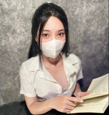 น้องสาวของสื่อลามกเปลือยกายอาบน้ำให้กับพี่น้องของเธอ