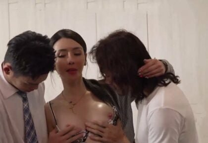 สาวสวยเสียไปกับเด็กผู้ชายแปลก ๆ รู้สึกพึงพอใจกับเด็กผู้ชายแปลก ๆ