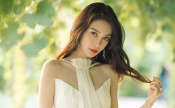 ผู้อำนวยการหญิงของเด็กดูดสำหรับพนักงานเมื่อไปทำงาน